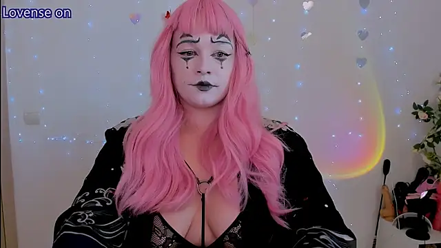 evilla brill  online show from May 25, 10:10 am