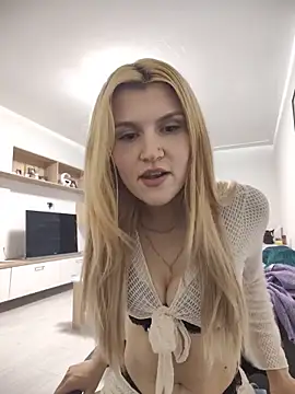 Snapshot of HotBlondie69 chatting on June 15, 6:21 pm HotBlondie69 online show from June 15, 6:21 pm