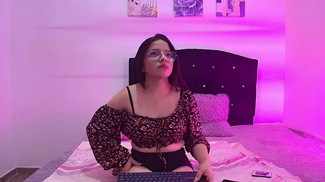 Snapshot of Samantha__Velvet chatting on May 27, 12:40 am Samantha Velvet online show from May 27, 12:40 am