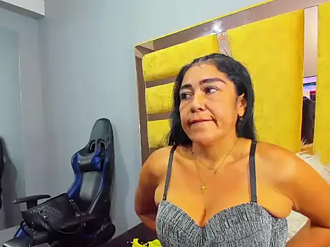 VikyThomsonn online show from June 25, 1:15 pm