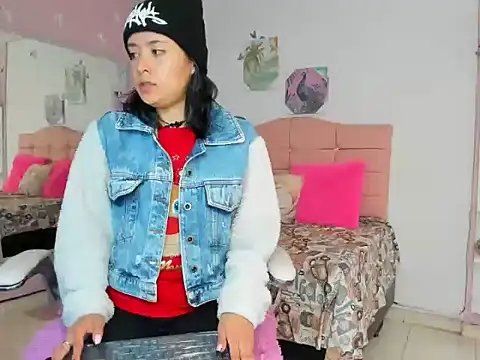 ivyyemerald  online show from May 29, 12:47 pm