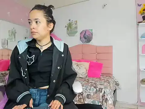 ivyyemerald  online show from June 6, 12:43 pm