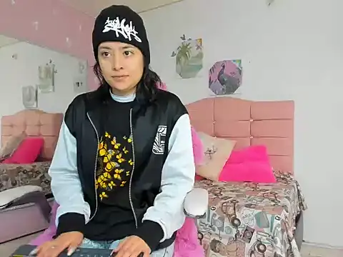 ivyyemerald  online show from June 9, 12:50 pm