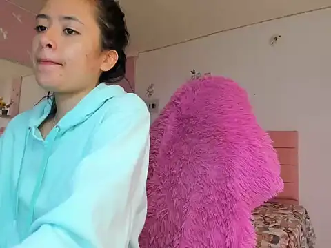 ivyyemerald  online show from June 20, 1:36 pm