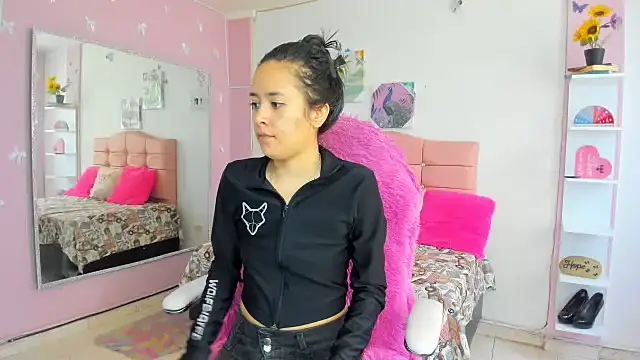 ivyyemerald  online show from June 26, 6:34 pm
