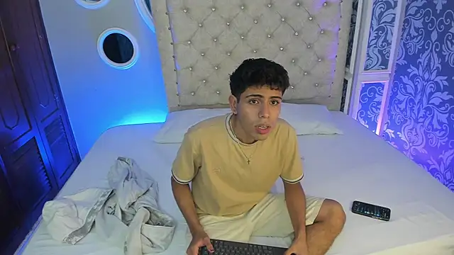 hunterwest06 online show from May 27, 3:47 am
