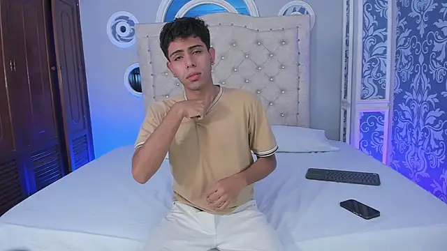 hunterwest06 online show from May 28, 3:26 am
