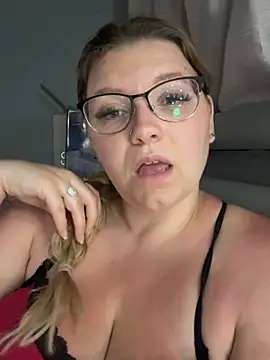 LucieLouBabe online show from May 28, 11:57 pm