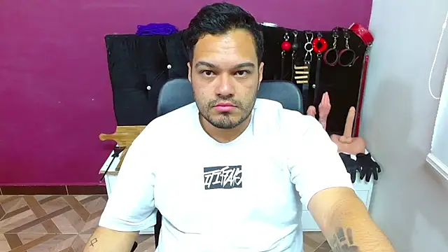 Snapshot of -AlejandroT- chatting on May 28, 4:43 am -AlejandroT- online show from May 28, 4:43 am