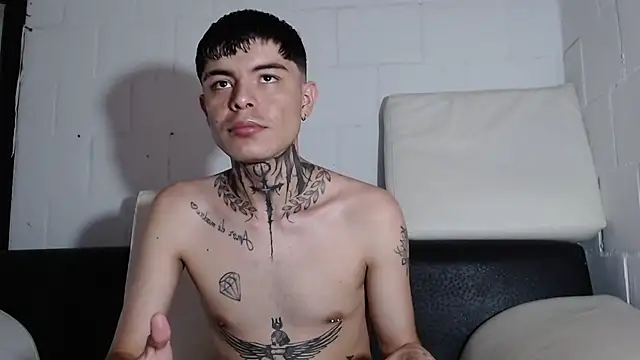 Snapshot of badboy-fox chatting on May 25, 11:00 pm badboy-fox online show from May 25, 11:00 pm
