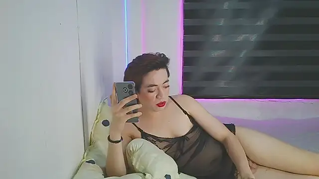 Pretty Bug online show from July 12, 12:51 pm