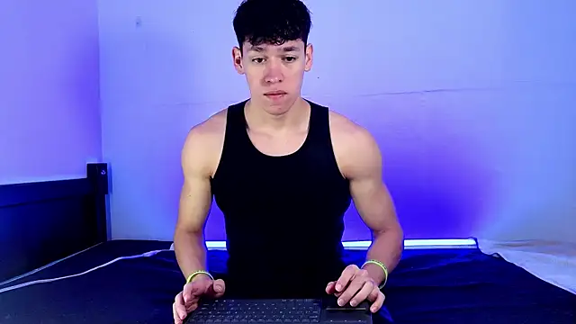 Snapshot of Luke_Muscle chatting on May 27, 12:35 pm Luke Muscle online show from May 27, 12:35 pm