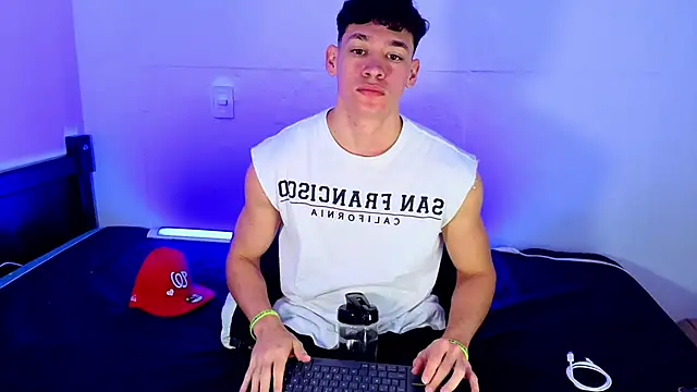 Snapshot of Luke_Muscle chatting on June 5, 1:50 pm Luke Muscle online show from June 5, 1:50 pm