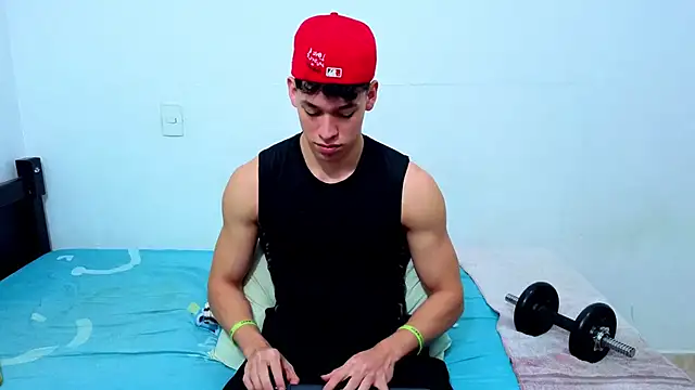 Snapshot of Luke_Muscle chatting on June 9, 2:39 pm Luke Muscle online show from June 9, 2:39 pm