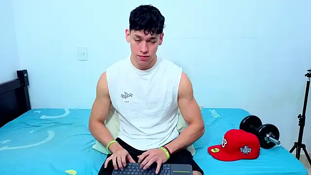 Snapshot of Luke_Muscle chatting on June 11, 2:26 pm Luke Muscle online show from June 11, 2:26 pm