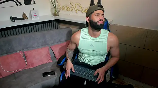 Snapshot of RikyAaron chatting on June 23, 7:34 pm RikyAaron online show from June 23, 7:34 pm