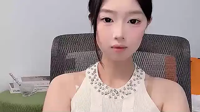 Yoyo33355 online show from May 29, 2:53 am