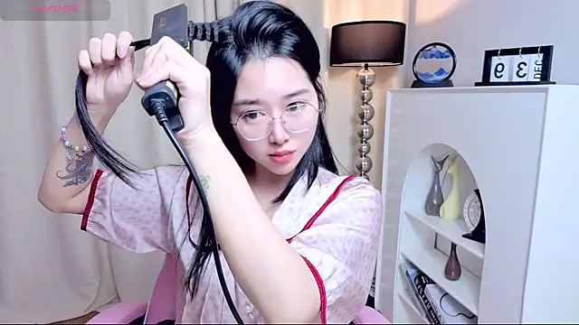 Snapshot of miuu6868 chatting on June 5, 2:07 am miuu6868 online show from June 5, 2:07 am