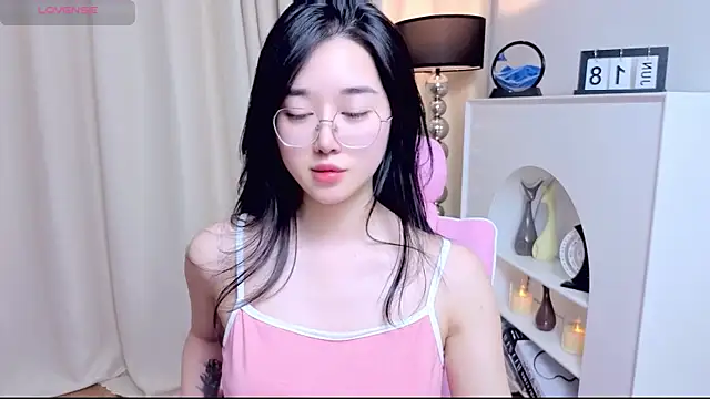 Snapshot of miuu6868 chatting on June 18, 9:14 am miuu6868 online show from June 18, 9:14 am