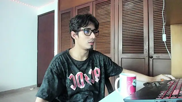 Snapshot of SrIncognito666 chatting on June 18, 11:03 am SrIncognito666 online show from June 18, 11:03 am