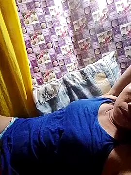 Snapshot of hotmom_lyn chatting on June 16, 8:33 pm hotmom lyn online show from June 16, 8:33 pm