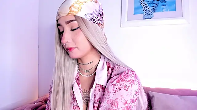 SophieMoneet online show from May 29, 12:36 pm