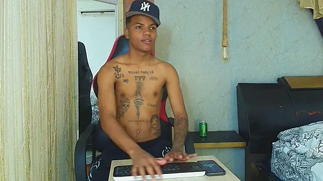 Snapshot of artur_collins_ chatting on June 22, 10:07 pm artur collins online show from June 22, 10:07 pm