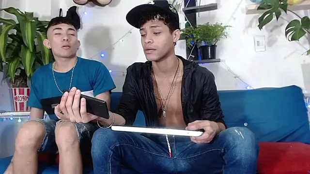 Snapshot of STRANGER_BOYS chatting on May 29, 10:19 pm STRANGER BOYS online show from May 29, 10:19 pm