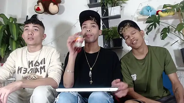 Snapshot of STRANGER_BOYS chatting on May 30, 10:18 pm STRANGER BOYS online show from May 30, 10:18 pm