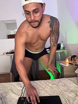 aron taylor29 online show from May 31, 4:58 pm
