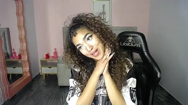 Snapshot of CamilaVixen_ch chatting on July 1, 1:40 am CamilaVixen ch online show from July 1, 1:40 am