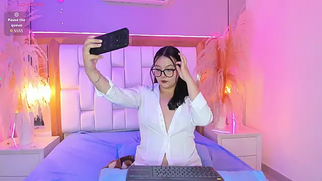 Violet Bloom online show from May 30, 5:54 pm
