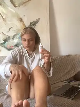 Ella Bloom online show from June 9, 9:10 am