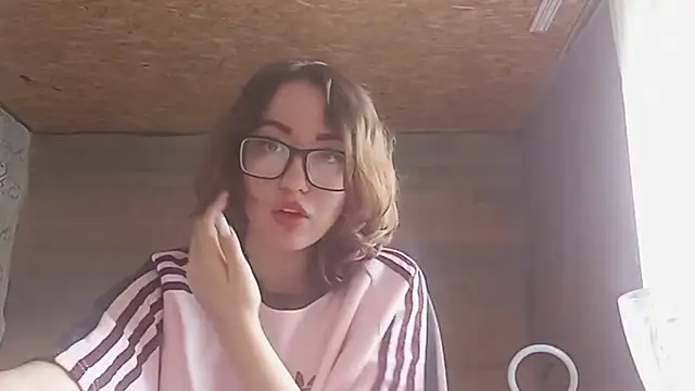 OliviaMoment online show from June 20, 8:17 am