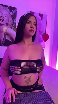 Snapshot of Lara_petit chatting on June 14, 6:21 pm Lara petit online show from June 14, 6:21 pm