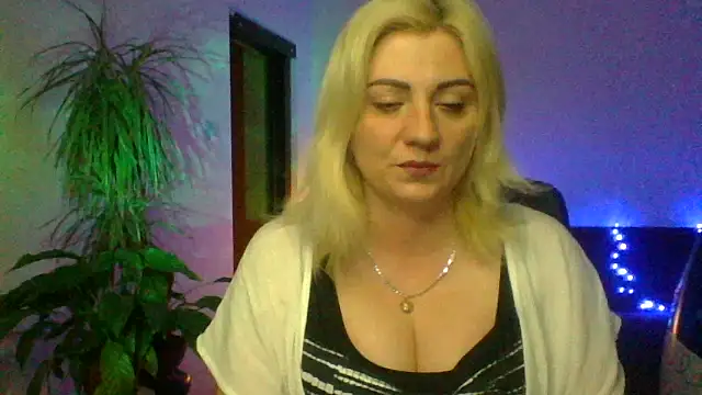 LunaaKiss online show from June 16, 8:00 pm