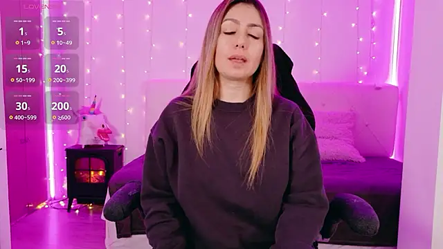 LindaWhite  online show from February 15, 9:55 pm