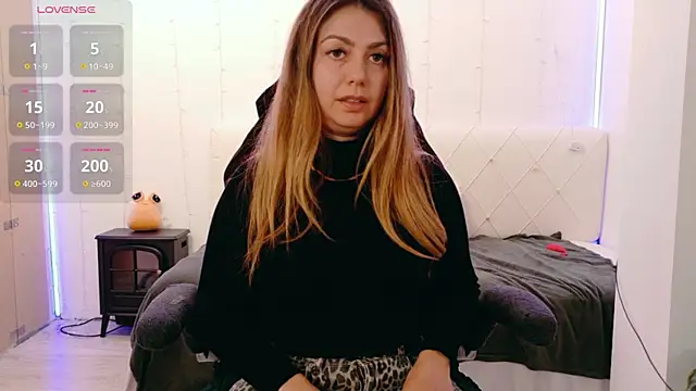 LindaWhite  online show from March 26, 5:18 pm