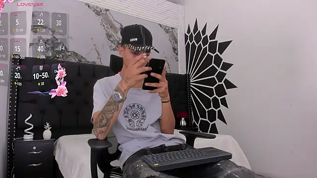 LucasJhonson  online show from June 15, 9:06 pm