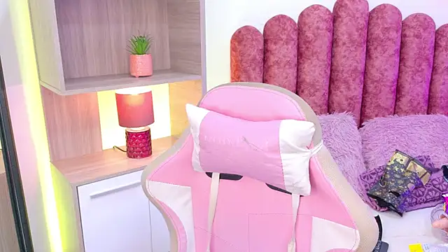 Snapshot of CamilleBlair_ chatting on July 2, 12:11 pm CamilleBlair online show from July 2, 12:11 pm