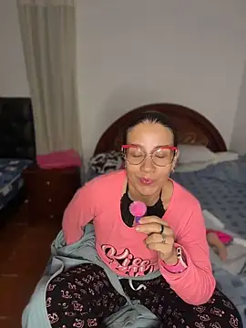 Snapshot of ArielFerrara chatting on June 11, 5:05 am ArielFerrara online show from June 11, 5:05 am