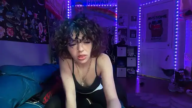 petitewhitebaee online show from June 13, 10:46 am