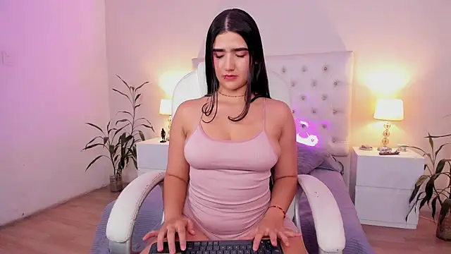 Snapshot of Tiffanny_Gomez chatting on June 25, 7:18 pm Tiffanny Gomez online show from June 25, 7:18 pm