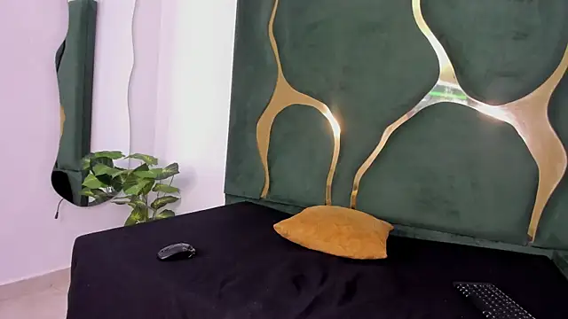 Snapshot of Mila_petiteasm chatting on June 17, 1:01 pm Mila petiteasm online show from June 17, 1:01 pm