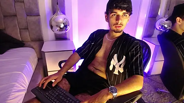 LucasThomson  online show from June 20, 4:15 am