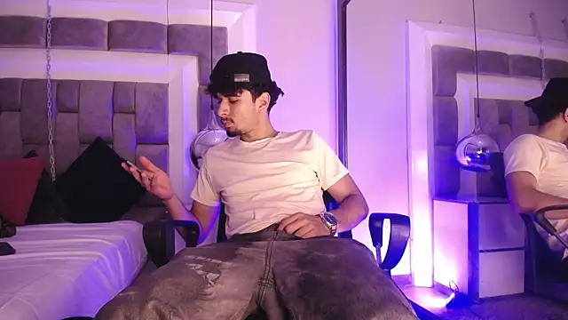 LucasThomson  online show from June 21, 4:26 am