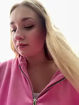 Snapshot of Polly_Pop chatting on July 20, 1:24 pm Polly Pop online show from July 20, 1:24 pm