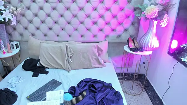 Snapshot of NaomiWhite_ chatting on July 6, 8:44 pm NaomiWhite online show from July 6, 8:44 pm