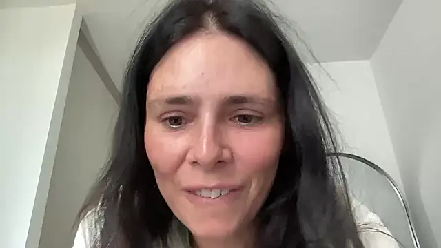 Snapshot of JadeLucy chatting on June 28, 8:20 am JadeLucy online show from June 28, 8:20 am