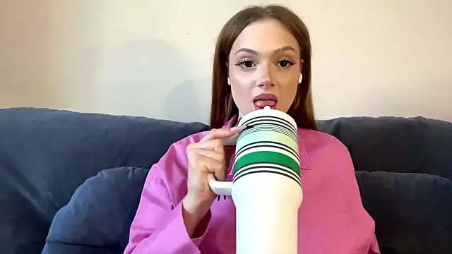 Snapshot of itskylieee chatting on July 6, 3:03 pm itskylieee online show from July 6, 3:03 pm